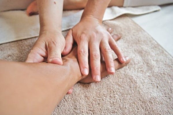 Auto-massage : techniques pour se détendre chez soi