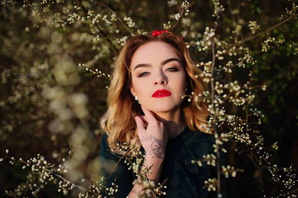 Comment intégrer des bijoux en verre soufflé dans une tenue de soirée sans surcharger le look ?